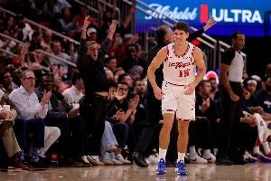 贼拉自信！谢泼德反击突破抛投命中！火箭不到3分钟10-0轰停骑士